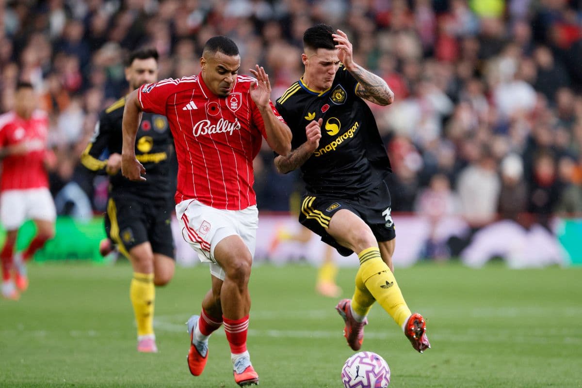 Jugador de Nottingham Forest corriendo con balón