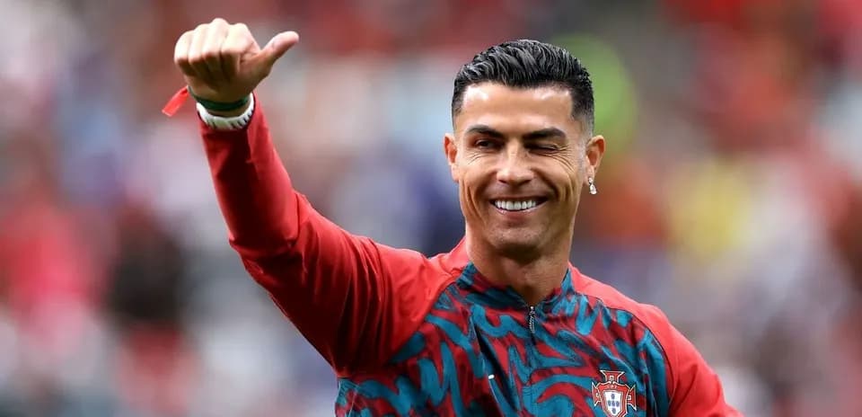 Jugador saludando en el calentamiento previo al partido