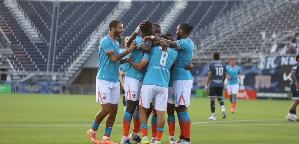 Jugadores de Miami FC celebrando un gol