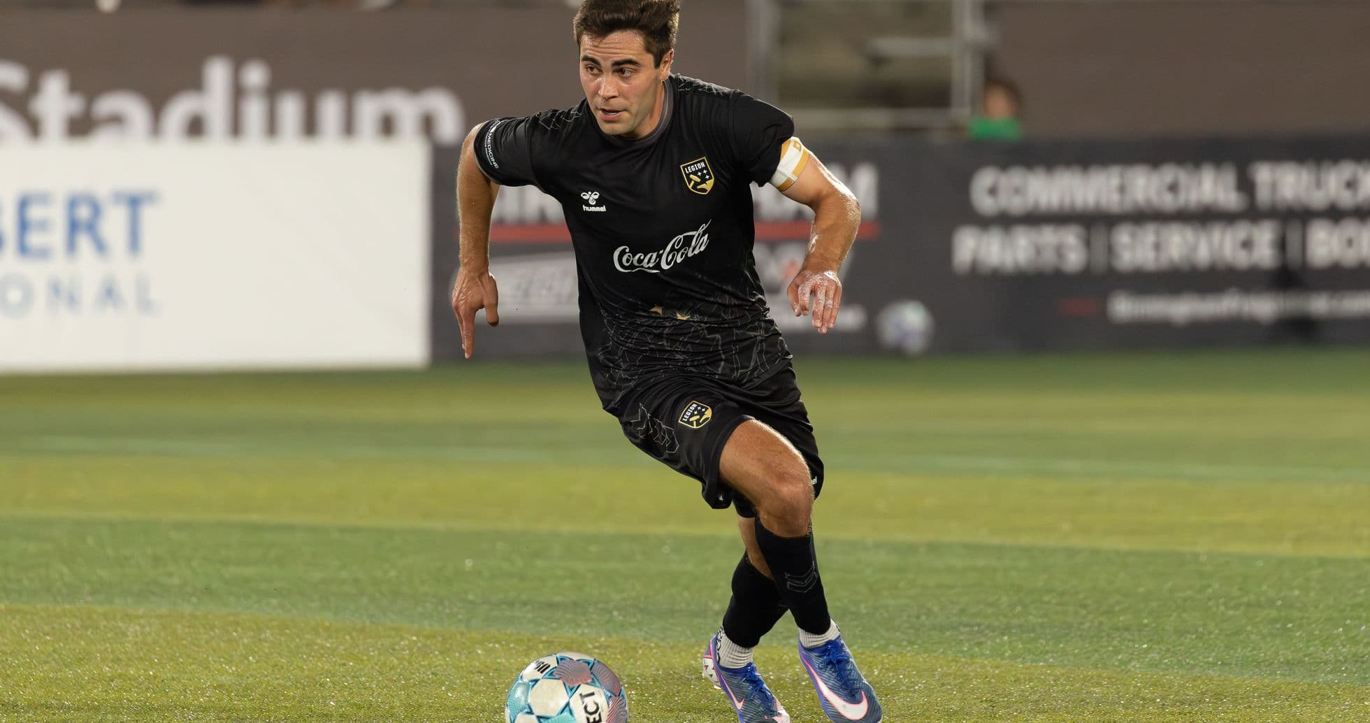 Jugador corriendo tras el balón en el partido