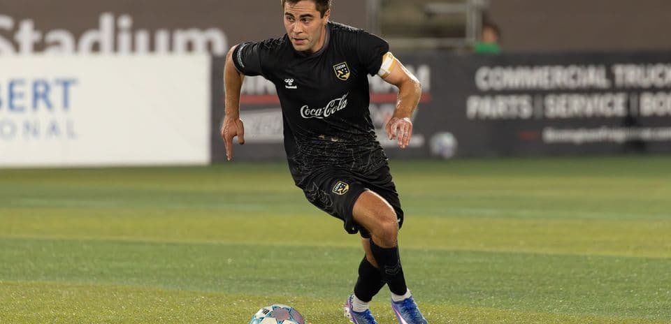 Jugador corriendo tras el balón en el partido