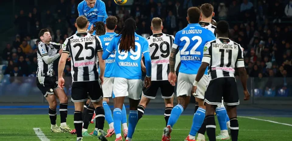 Jugador de Napoli cabeceando en un tiro libre