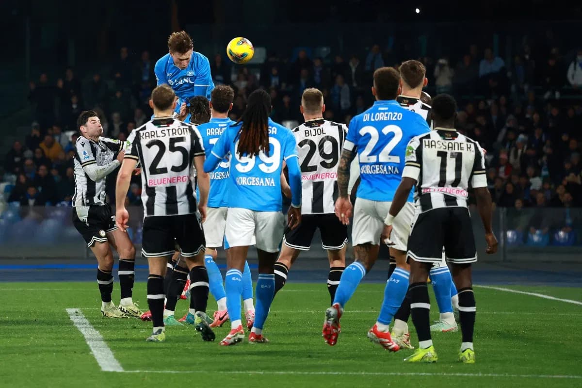 Jugador de Napoli cabeceando en un tiro libre