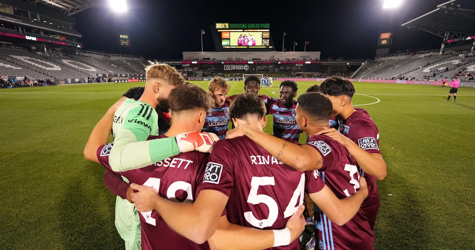Equipo de Colorado Rapids II en reunión antes del partido