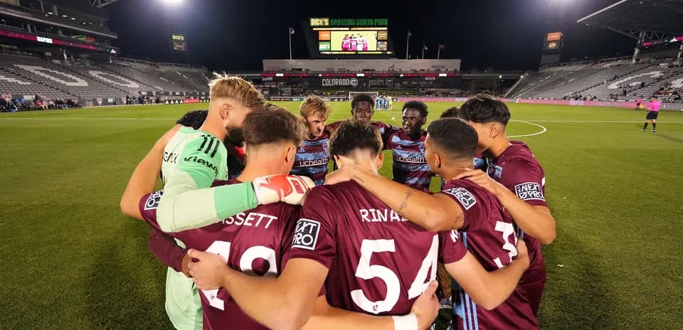 Equipo de Colorado Rapids II en reunión antes del partido