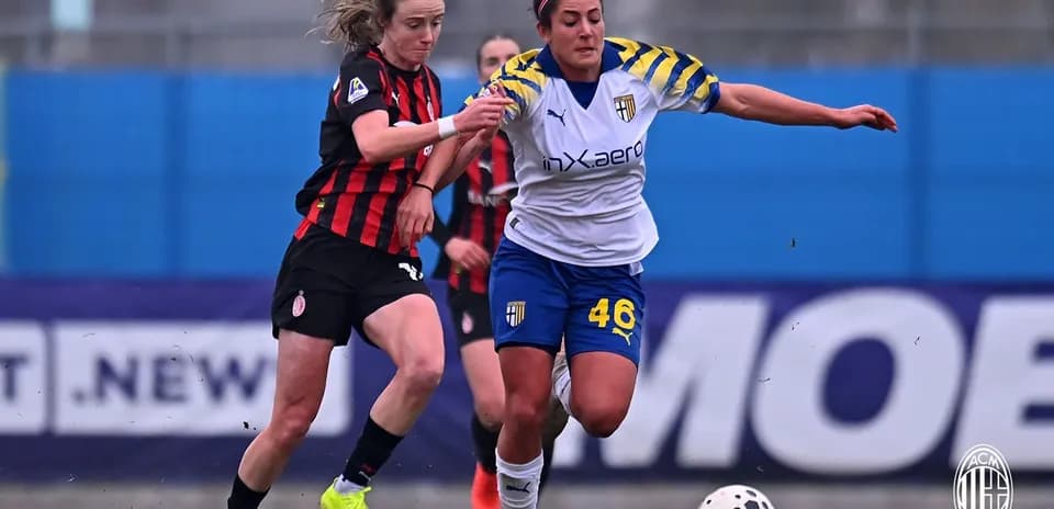 Dos jugadoras compitiendo por el balón