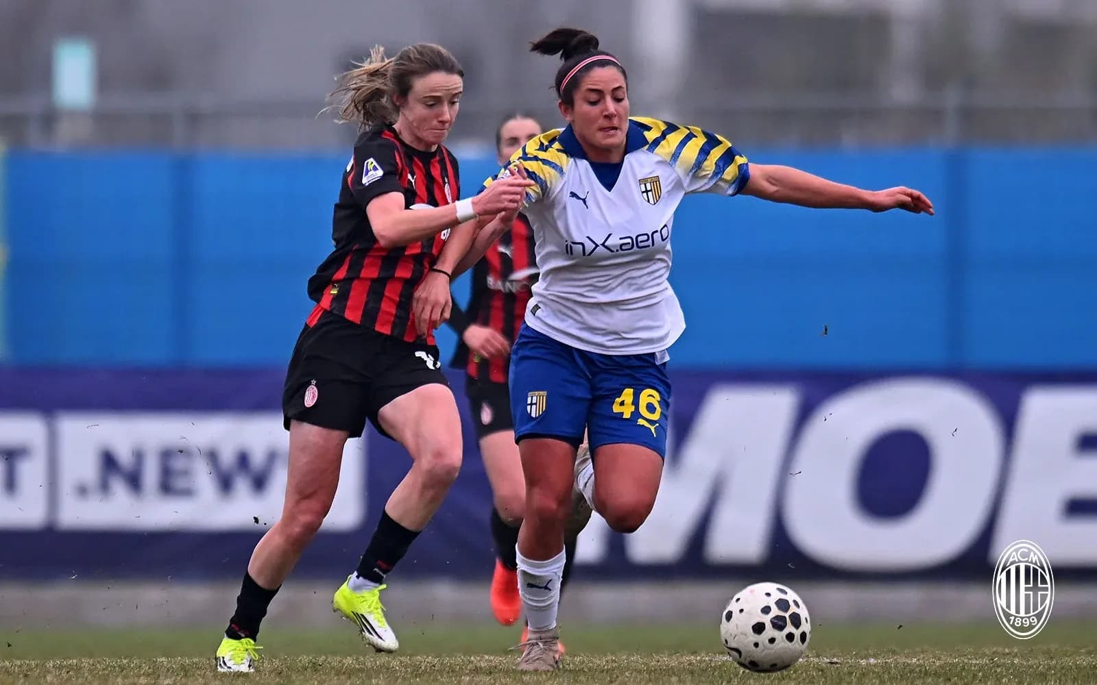 Dos jugadoras compitiendo por el balón