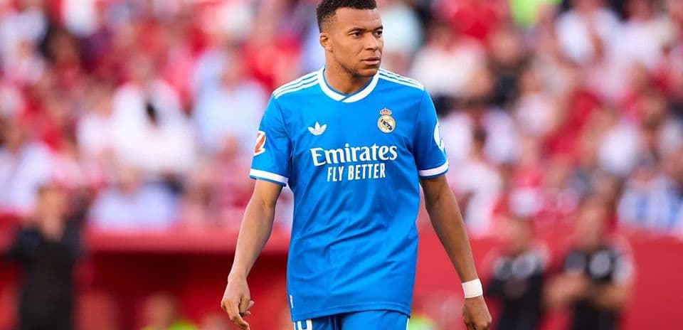 Jugador de Real Madrid caminando en el campo