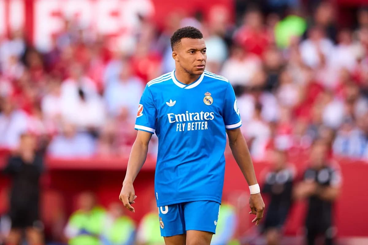 Jugador de Real Madrid caminando en el campo