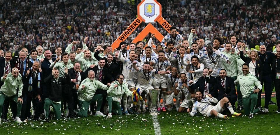 Equipo celebrando con trofeo tras ganar el campeonato