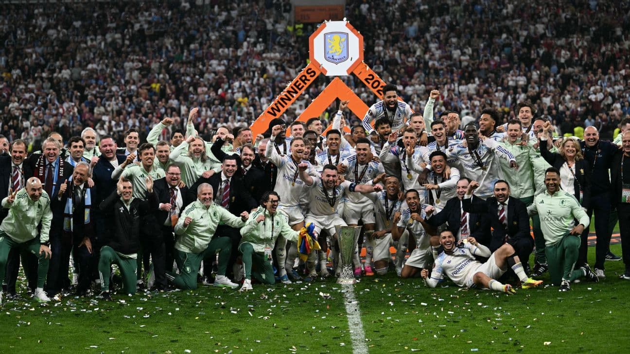 Equipo celebrando con trofeo tras ganar el campeonato