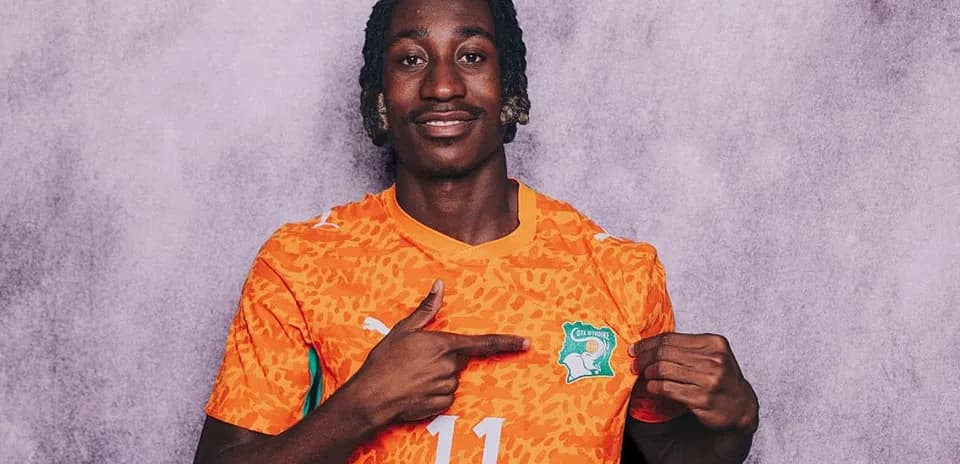 Jugador señalando el escudo de Côte d'Ivoire en camiseta