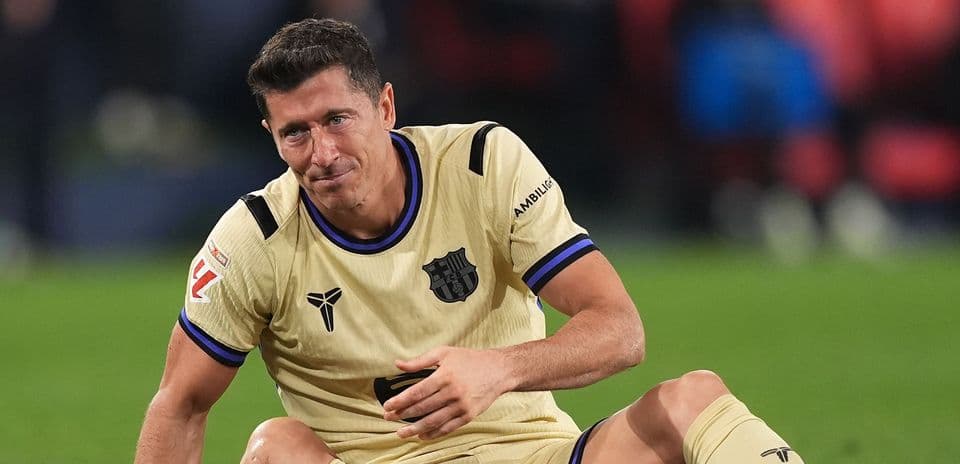 Jugador de fútbol sentado en el campo tras partido