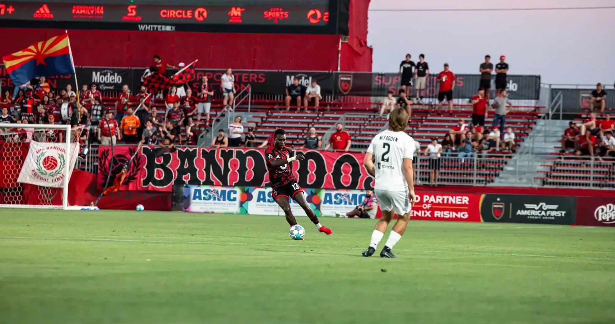Jugador de Phoenix Rising pateando el balón
