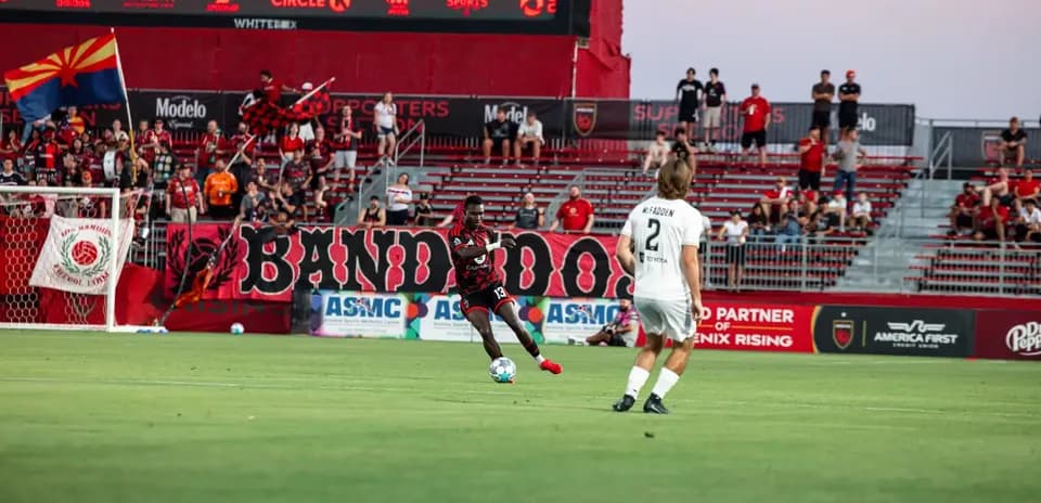Jugador de Phoenix Rising pateando el balón