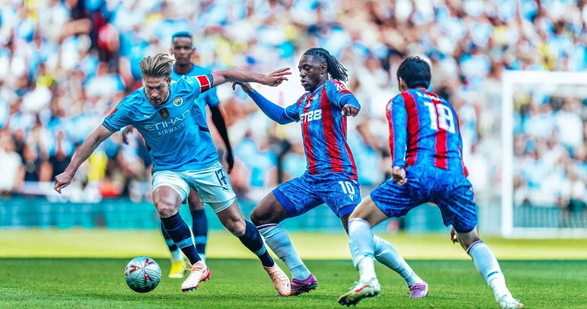 Jugadores de Manchester City y Crystal Palace en acción