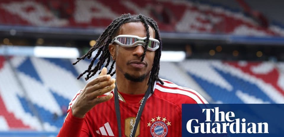 Jugador de Bayern Múnich con gafas en el estadio