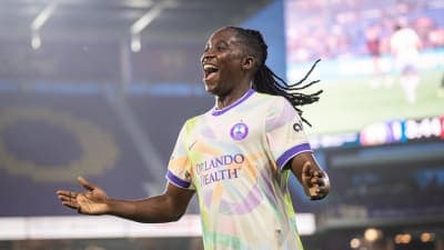 Jugadora celebrando durante un partido de fútbol