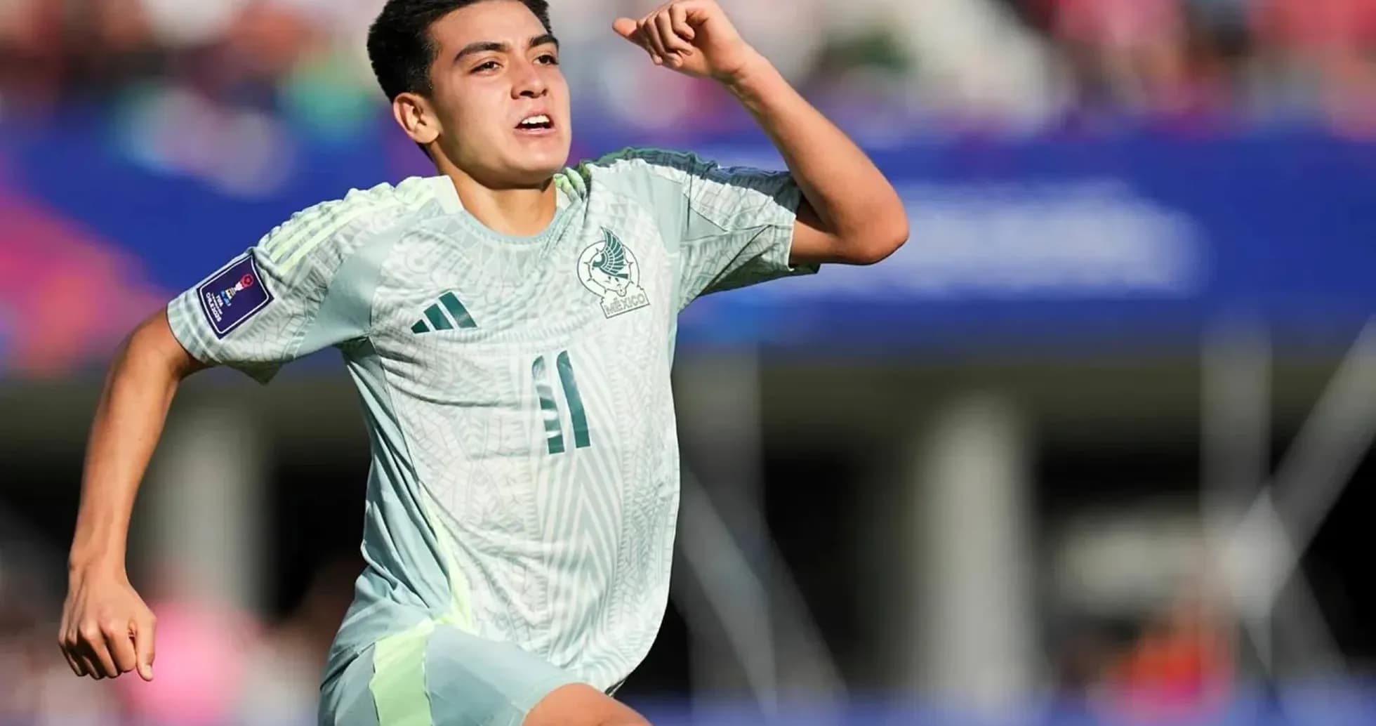 Jugador de México corriendo en el partido