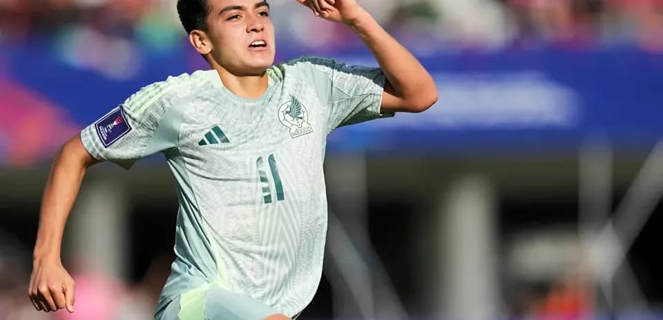 Jugador de México corriendo en el partido