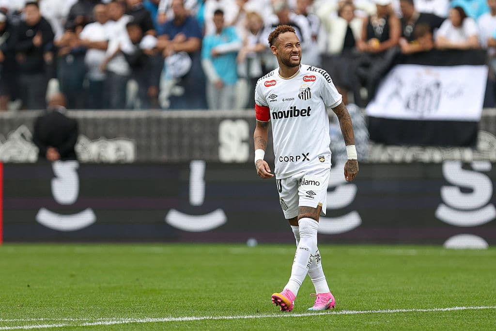 Neymar sonriendo durante un partido con Santos Neymar sonriendo durante un partido con Santos