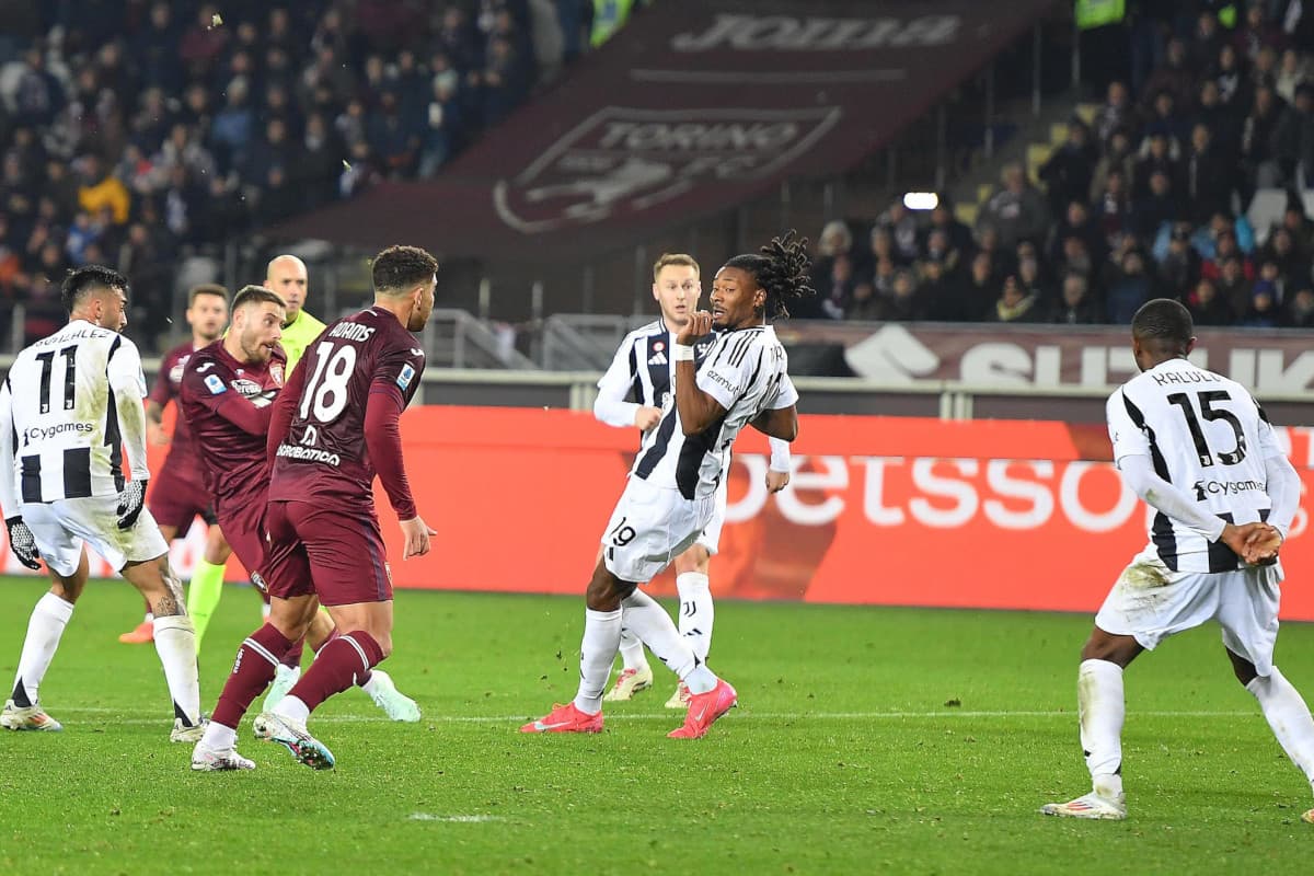 Jugadores de Torino y Juventus en acción Jugadores de Torino y Juventus en acción