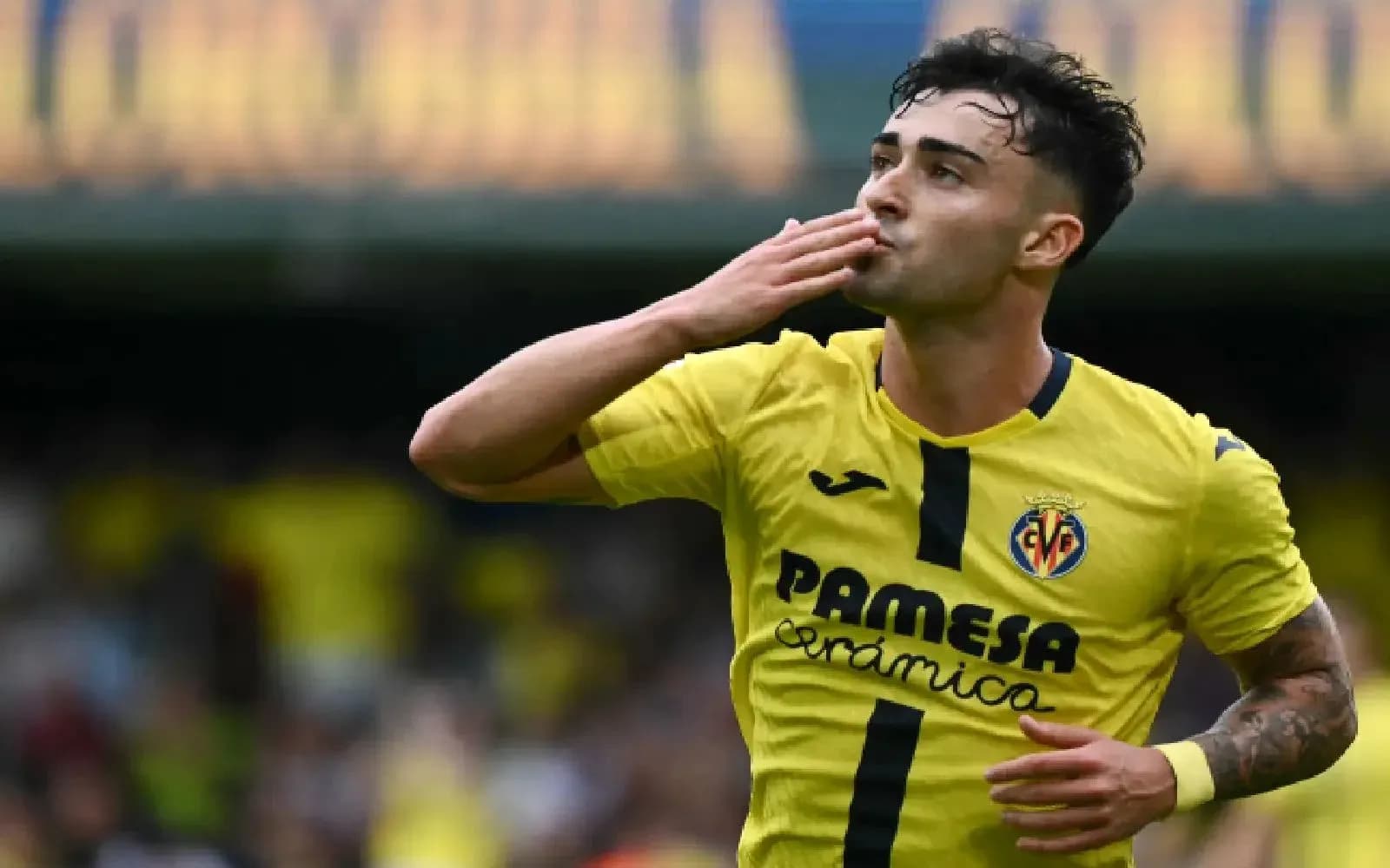 Jugador de Villarreal celebrando un gol Jugador de Villarreal celebrando un gol