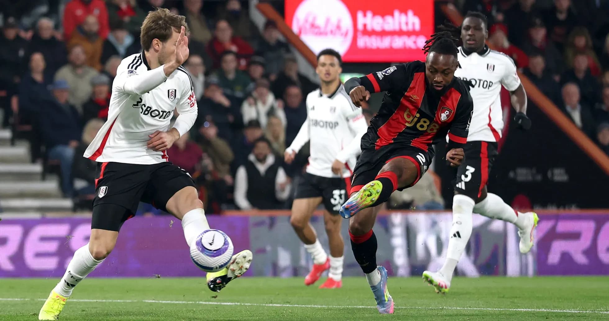 Jugadores de Fulham y Bournemouth en acción Jugadores de Fulham y Bournemouth en acción