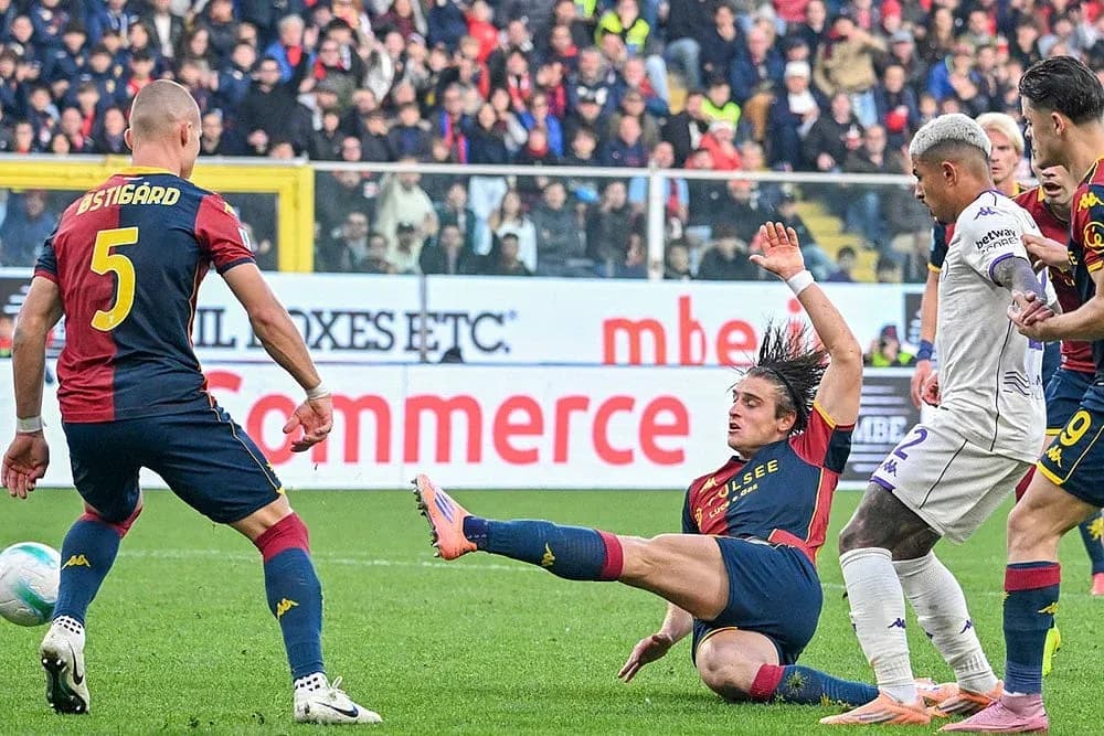 Acción de juego entre Fiorentina y Genoa Acción de juego entre Fiorentina y Genoa