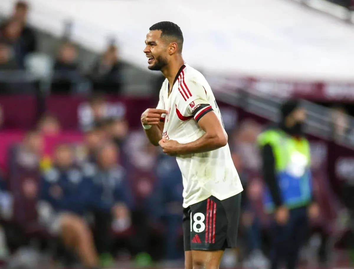 Jugador de fútbol con camiseta blanca en el campo Jugador de fútbol con camiseta blanca en el campo