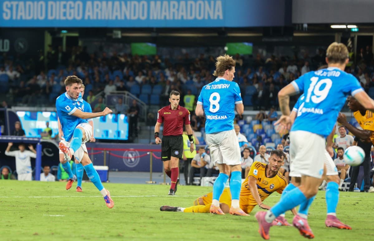 Jugador de Napoli disparando a puerta Jugador de Napoli disparando a puerta