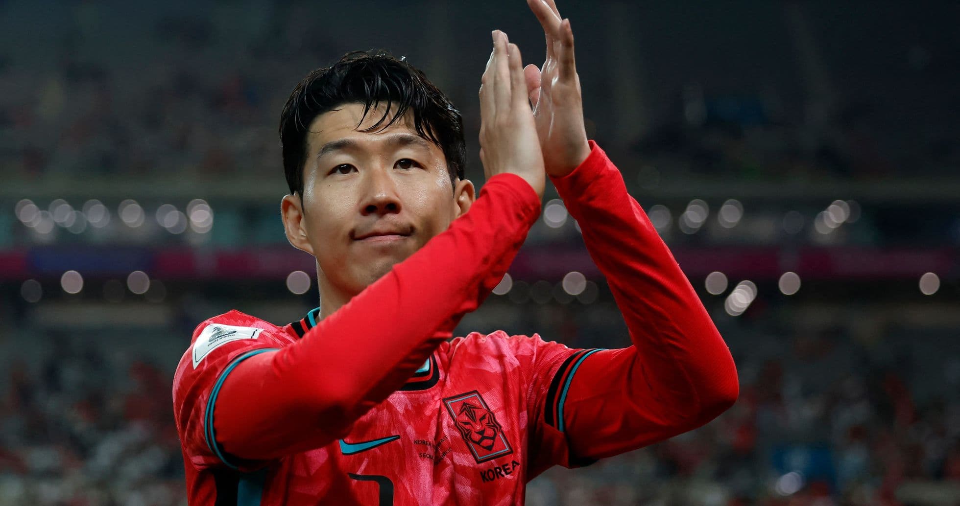 Son Heung-min aplaudiendo a los aficionados Son Heung-min aplaudiendo a los aficionados