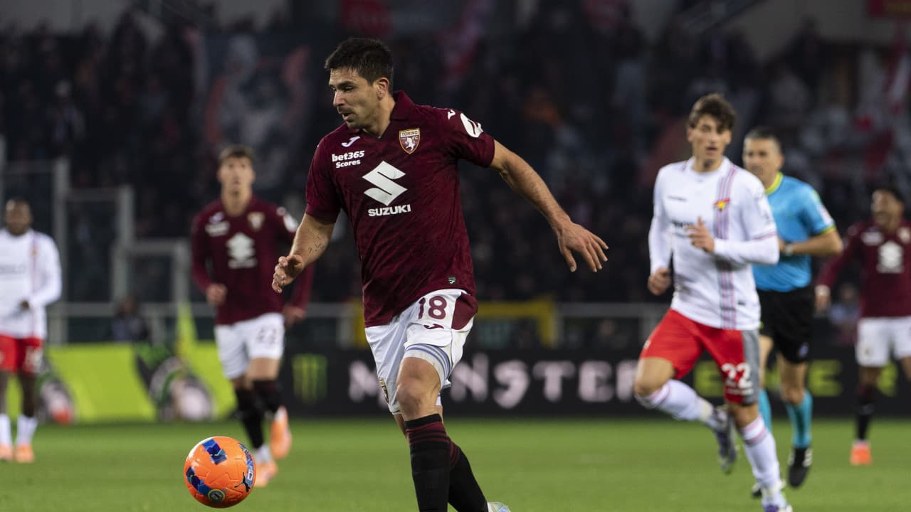 Jugador de Torino corriendo con el balón Jugador de Torino corriendo con el balón
