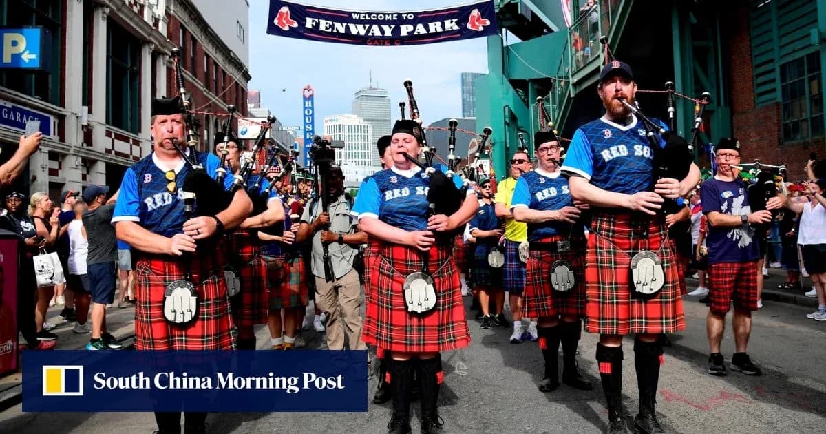 Músicos con gaita desfilando frente a Fenway Park Músicos con gaita desfilando frente a Fenway Park