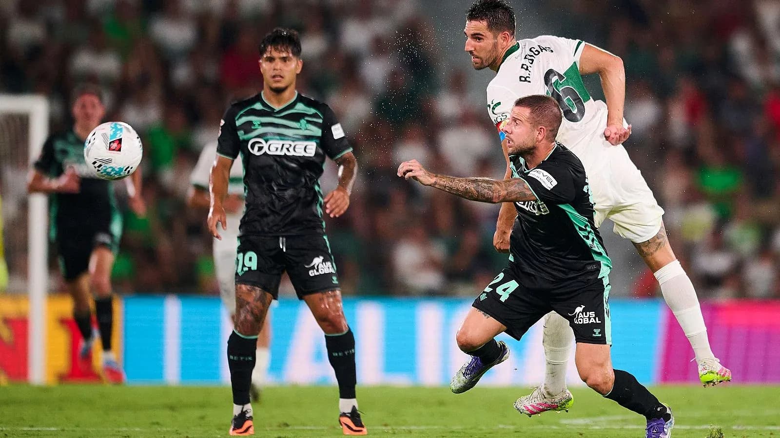 Jugadores de Real Betis y Elche en acción Jugadores de Real Betis y Elche en acción