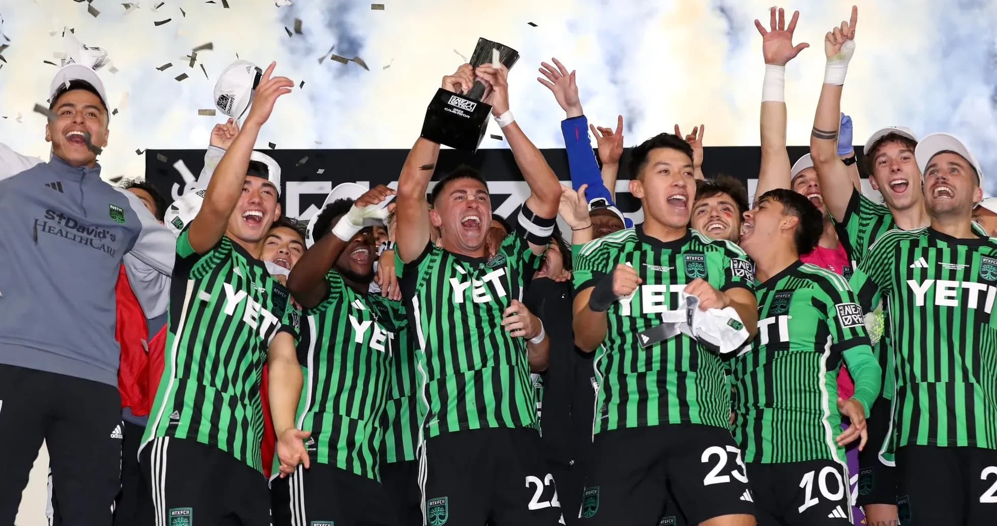 Jugadores de Austin II celebrando un trofeo Jugadores de Austin II celebrando un trofeo