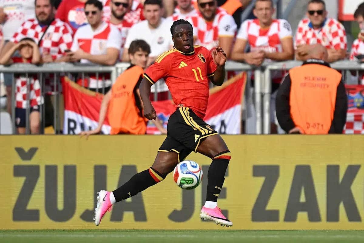 Jugador de Bélgica corriendo con el balón en partido Jugador de Bélgica corriendo con el balón en partido