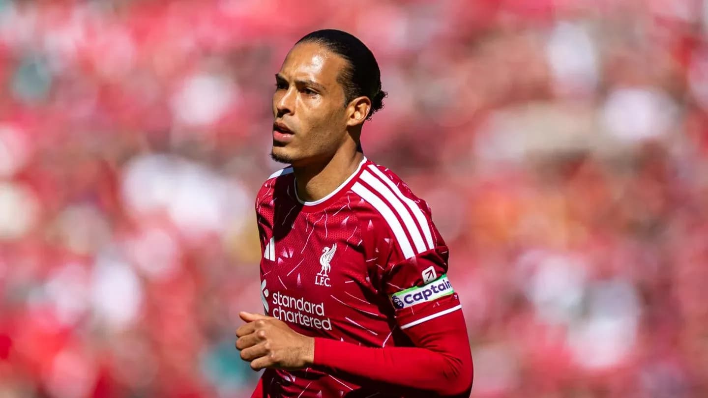 Jugador de Liverpool corriendo en el campo Jugador de Liverpool corriendo en el campo