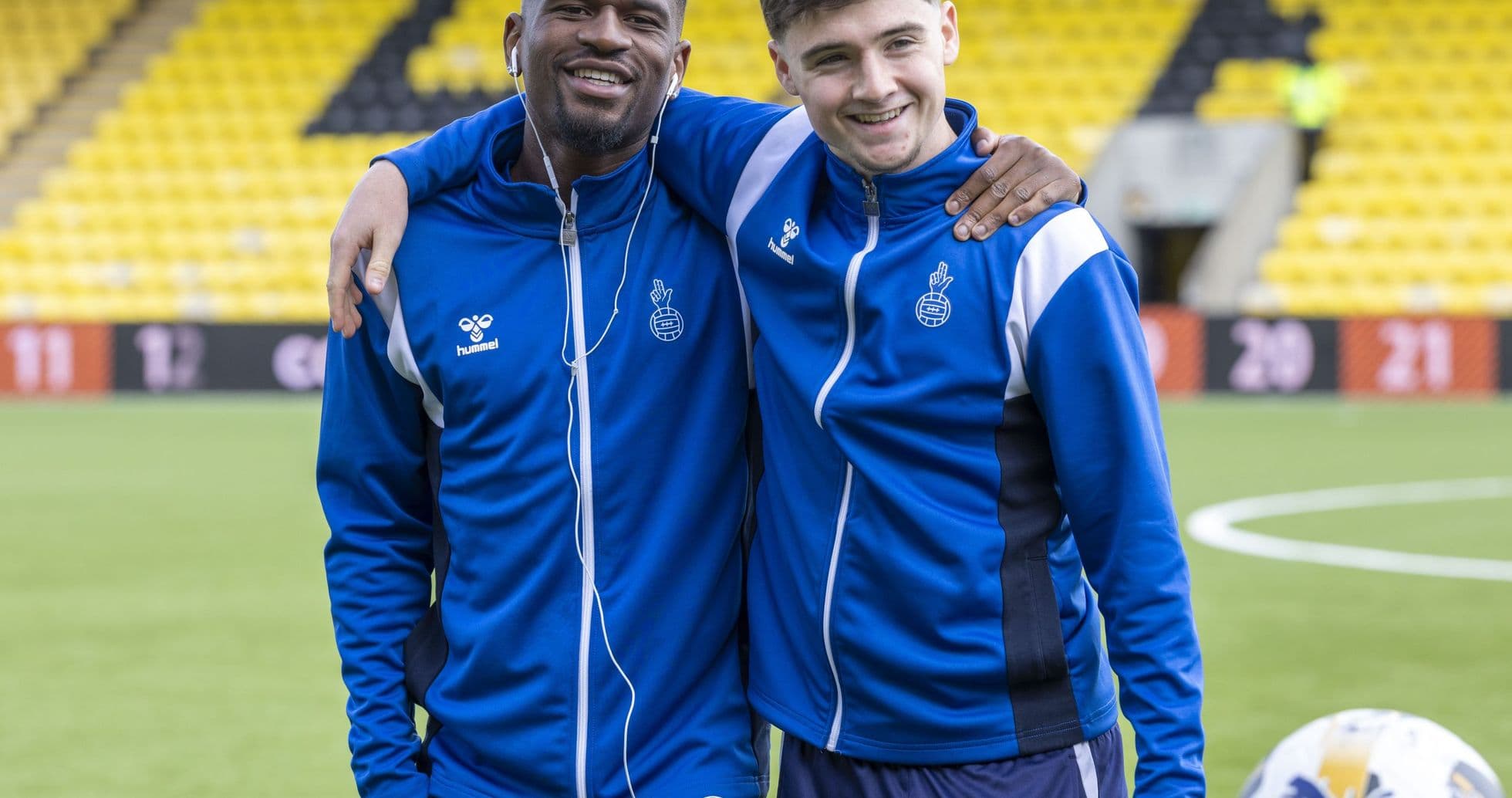 Dos jugadores posando en el campo de fútbol Dos jugadores posando en el campo de fútbol