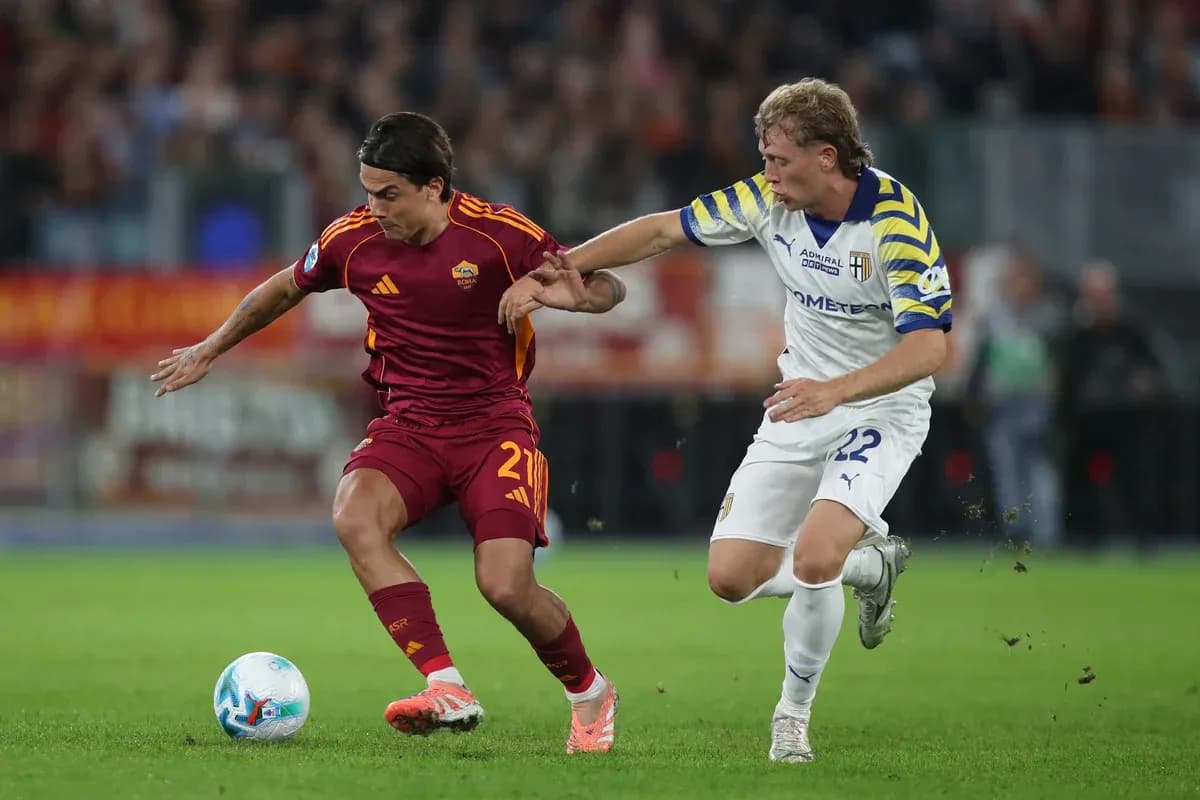 Jugador de AS Roma driblando a defensor de Parma Jugador de AS Roma driblando a defensor de Parma