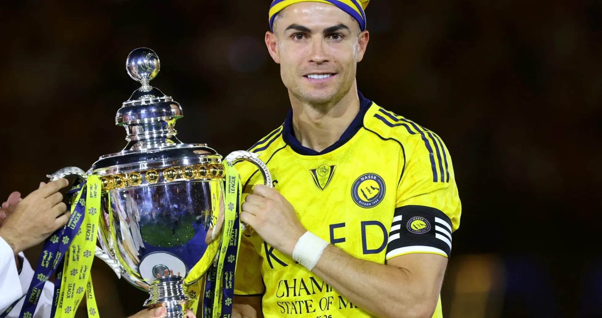 Jugador sosteniendo trofeo tras ganar el campeonato Jugador sosteniendo trofeo tras ganar el campeonato