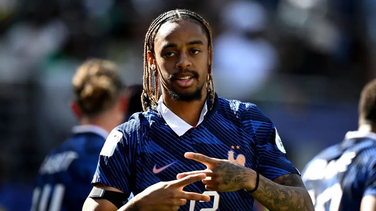 Jugador de Francia mostrando el signo de paz Jugador de Francia mostrando el signo de paz
