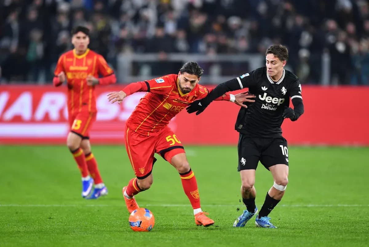 Jugador de Lecce driblando a jugador de Juventus Jugador de Lecce driblando a jugador de Juventus