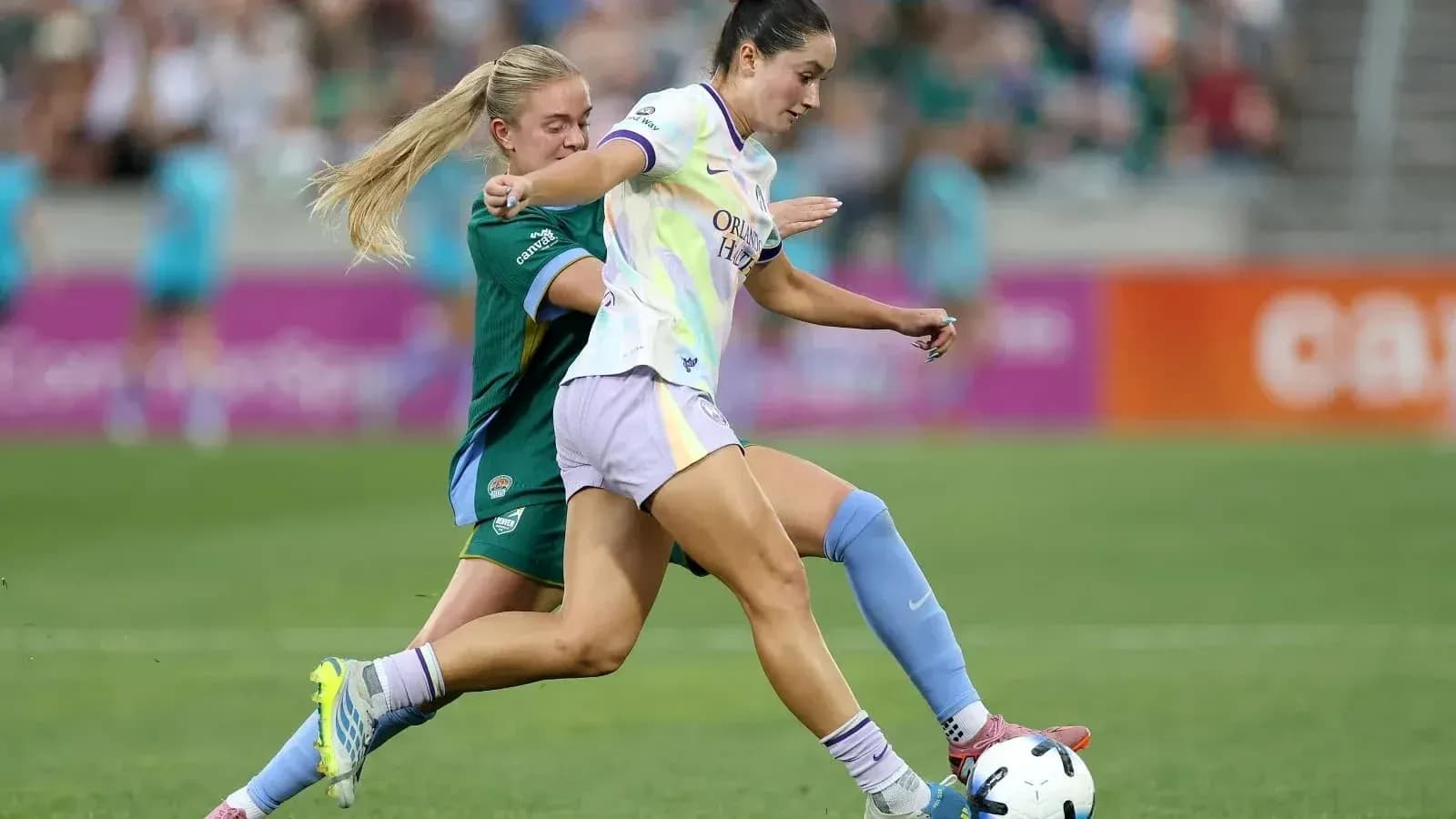 Jugadora de Orlando Pride evitando la falta Jugadora de Orlando Pride evitando la falta