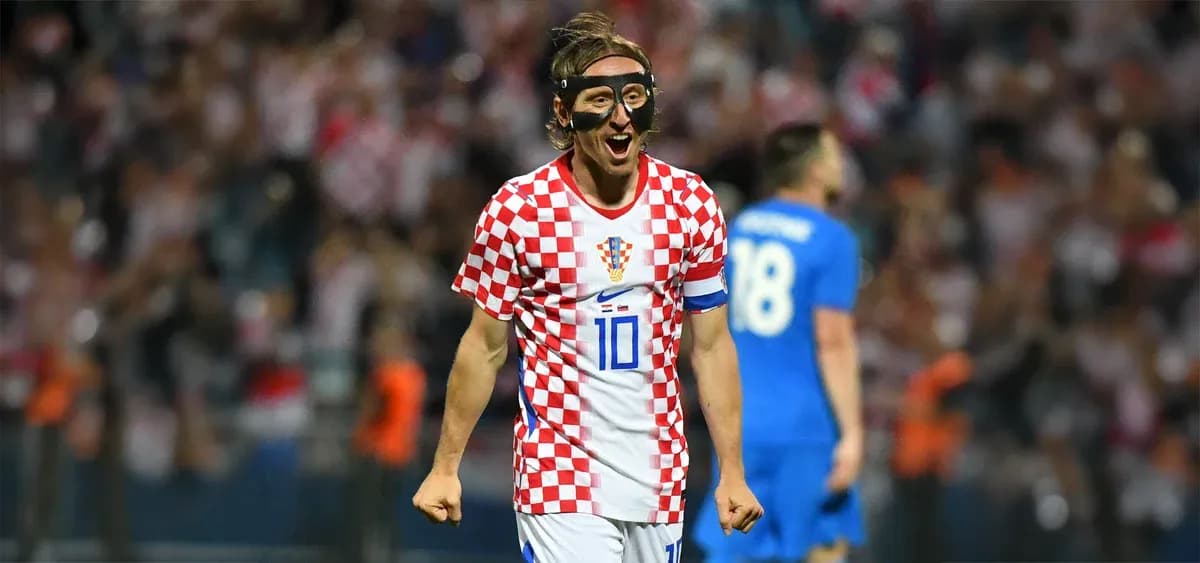 Jugador de Croacia celebra con camiseta a cuadros Jugador de Croacia celebra con camiseta a cuadros