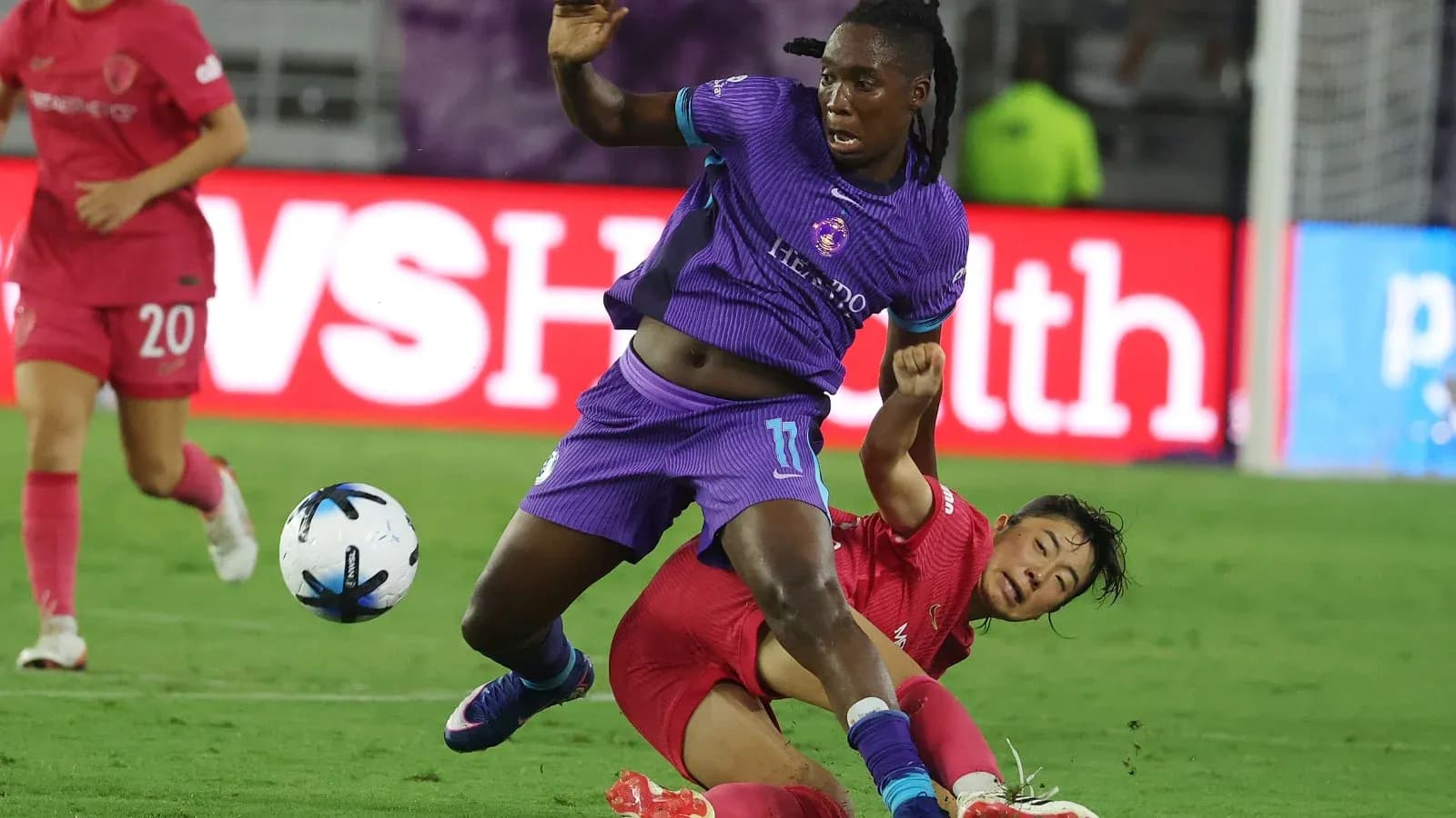 Jugadora de Orlando Pride cae mientras compite Jugadora de Orlando Pride cae mientras compite