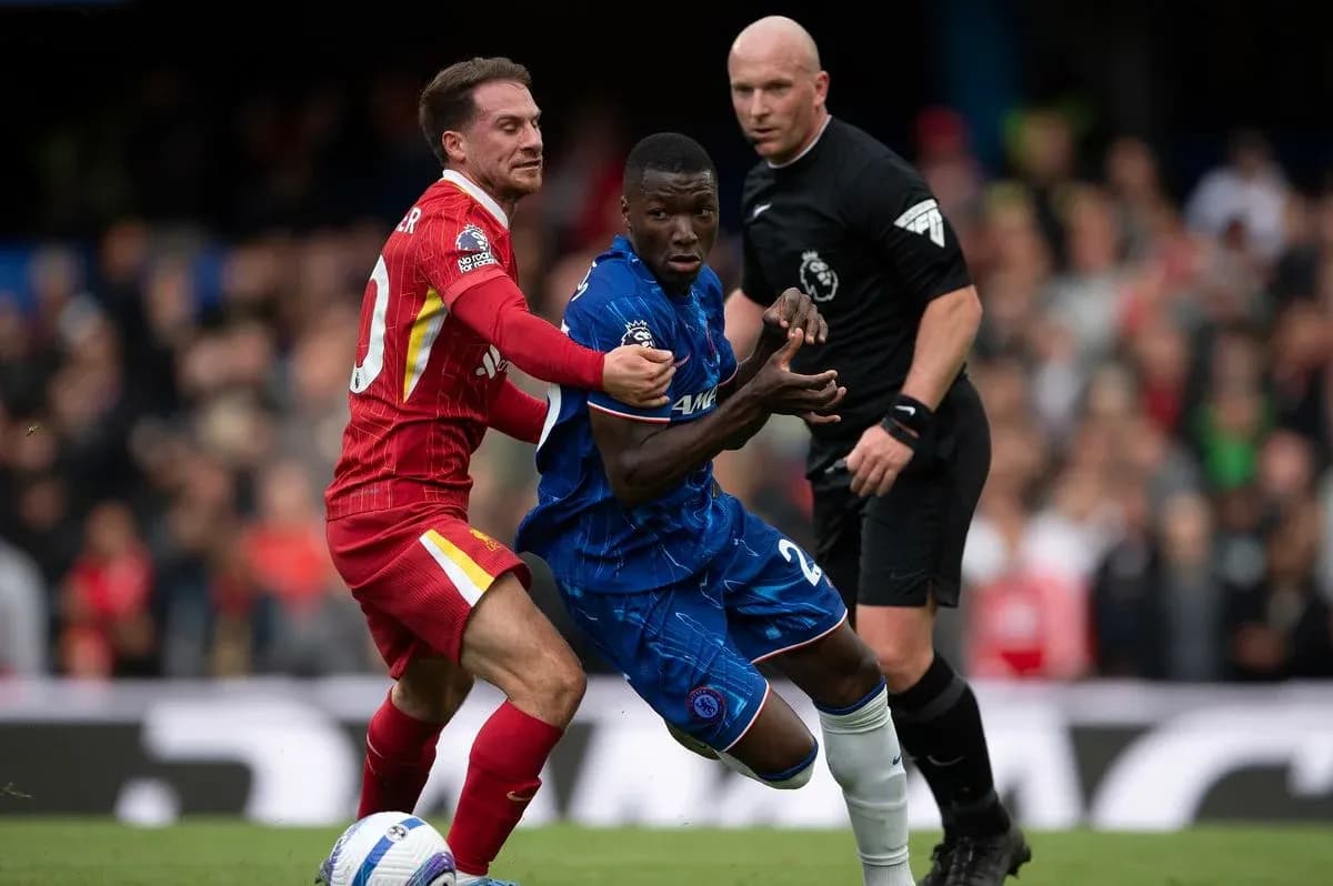 Jugadores de Liverpool y Chelsea luchando por el balón Jugadores de Liverpool y Chelsea luchando por el balón