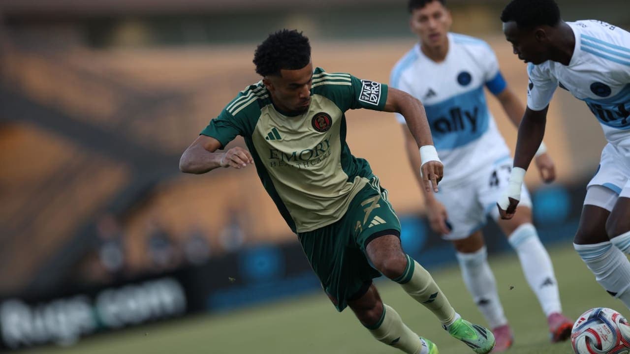 Jugador de Atlanta United II driblando a oponente Jugador de Atlanta United II driblando a oponente