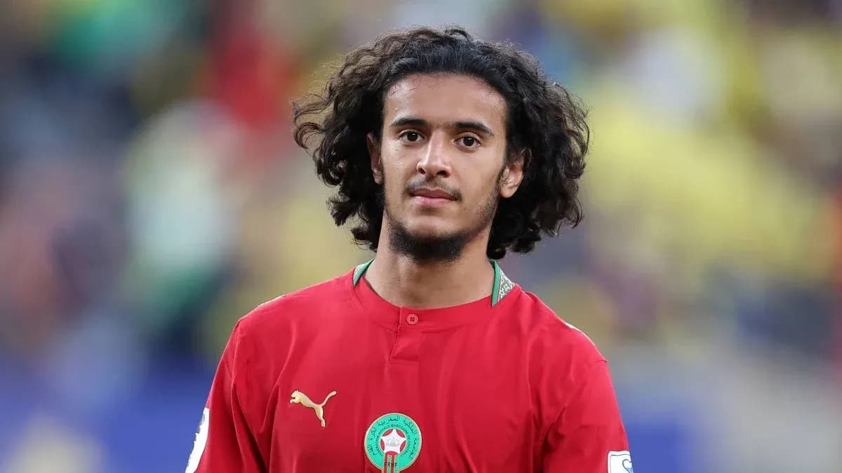 Jugador de Marruecos en uniforme rojo durante el partido Jugador de Marruecos en uniforme rojo durante el partido